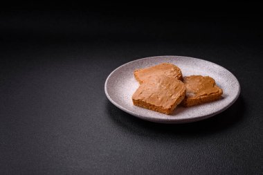 Tost ekmeği ve fıstık ezmeli lezzetli bir sandviç.