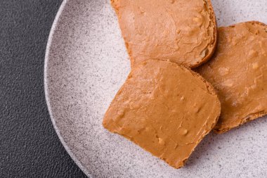 Tost ekmeği ve fıstık ezmeli lezzetli bir sandviç.