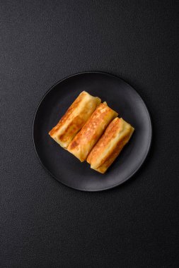 Koyu beton arka planda dolgulu leziz kızarmış gözlemeler. Lezzetli besleyici kahvaltı.