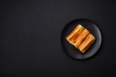 Koyu beton arka planda dolgulu leziz kızarmış gözlemeler. Lezzetli besleyici kahvaltı.