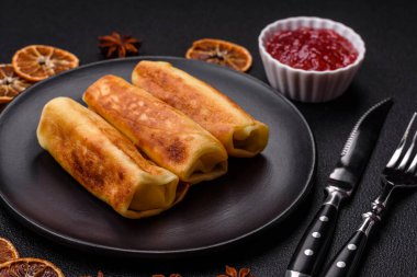 Koyu beton arka planda dolgulu leziz kızarmış gözlemeler. Lezzetli besleyici kahvaltı.