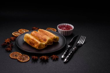 Koyu beton arka planda dolgulu leziz kızarmış gözlemeler. Lezzetli besleyici kahvaltı.