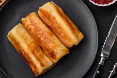 Koyu beton arka planda dolgulu leziz kızarmış gözlemeler. Lezzetli besleyici kahvaltı.