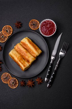 Koyu beton arka planda dolgulu leziz kızarmış gözlemeler. Lezzetli besleyici kahvaltı.