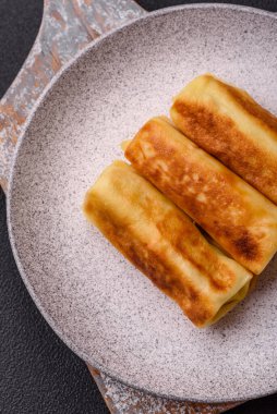 Koyu beton arka planda dolgulu leziz kızarmış gözlemeler. Lezzetli besleyici kahvaltı.