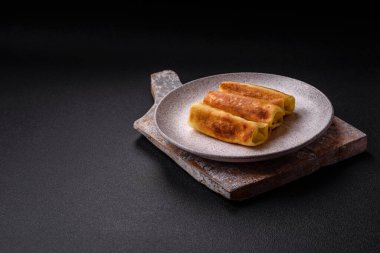 Koyu beton arka planda dolgulu leziz kızarmış gözlemeler. Lezzetli besleyici kahvaltı.