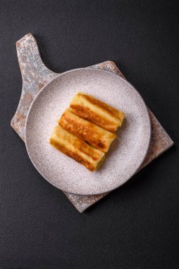 Koyu beton arka planda dolgulu leziz kızarmış gözlemeler. Lezzetli besleyici kahvaltı.