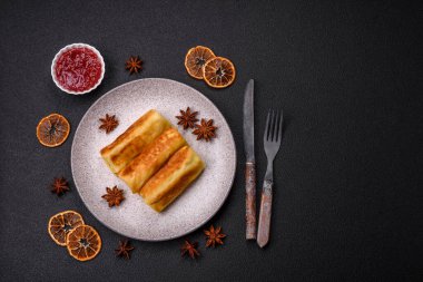 Koyu beton arka planda dolgulu leziz kızarmış gözlemeler. Lezzetli besleyici kahvaltı.