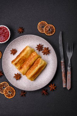 Koyu beton arka planda dolgulu leziz kızarmış gözlemeler. Lezzetli besleyici kahvaltı.