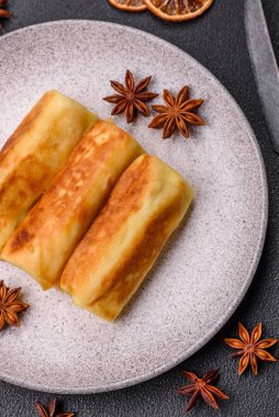 Koyu beton arka planda dolgulu leziz kızarmış gözlemeler. Lezzetli besleyici kahvaltı.