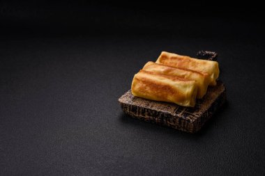 Koyu beton arka planda dolgulu leziz kızarmış gözlemeler. Lezzetli besleyici kahvaltı.