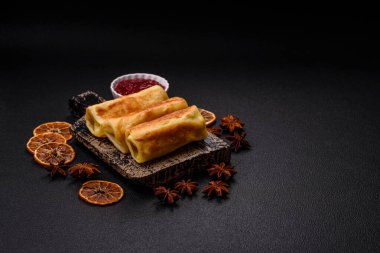 Koyu beton arka planda dolgulu leziz kızarmış gözlemeler. Lezzetli besleyici kahvaltı.