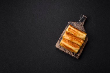 Koyu beton arka planda dolgulu leziz kızarmış gözlemeler. Lezzetli besleyici kahvaltı.