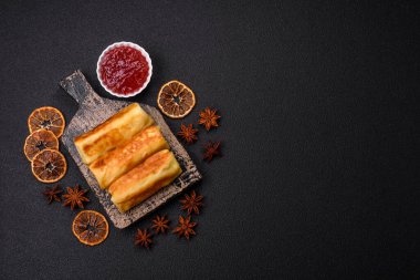 Koyu beton arka planda dolgulu leziz kızarmış gözlemeler. Lezzetli besleyici kahvaltı.