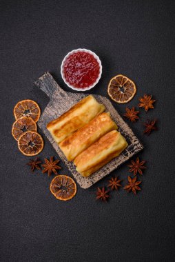 Koyu beton arka planda dolgulu leziz kızarmış gözlemeler. Lezzetli besleyici kahvaltı.