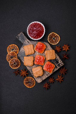 Fıstık ezmeli lezzetli, besleyici sandviçler, koyu beton arka planda çilek reçeli.