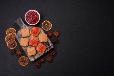 Fıstık ezmeli lezzetli, besleyici sandviçler, koyu beton arka planda çilek reçeli.