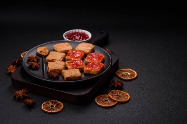 Fıstık ezmeli lezzetli, besleyici sandviçler, koyu beton arka planda çilek reçeli.