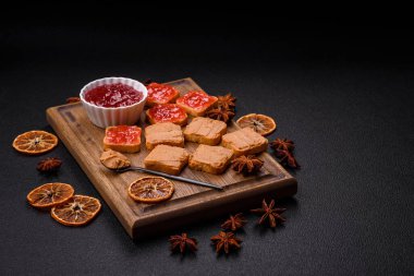 Fıstık ezmeli lezzetli, besleyici sandviçler, koyu beton arka planda çilek reçeli.