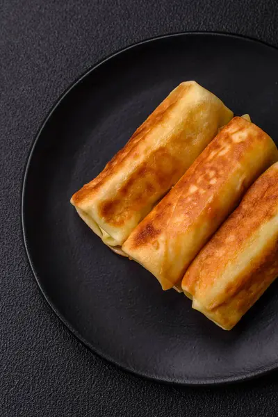 Koyu beton arka planda dolgulu leziz kızarmış gözlemeler. Lezzetli besleyici kahvaltı.