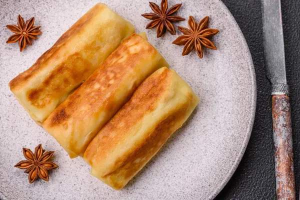 Koyu beton arka planda dolgulu leziz kızarmış gözlemeler. Lezzetli besleyici kahvaltı.