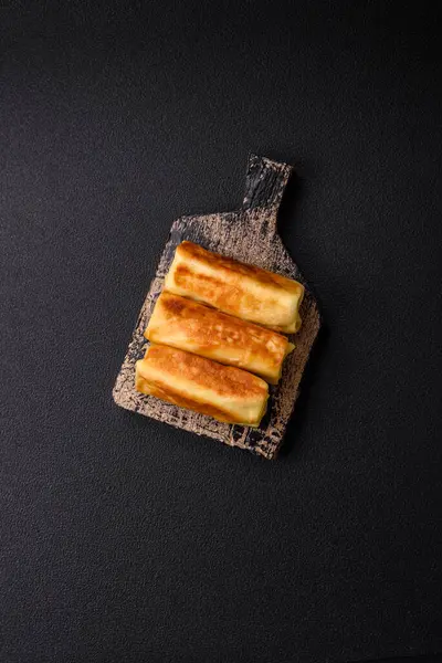 Koyu beton arka planda dolgulu leziz kızarmış gözlemeler. Lezzetli besleyici kahvaltı.