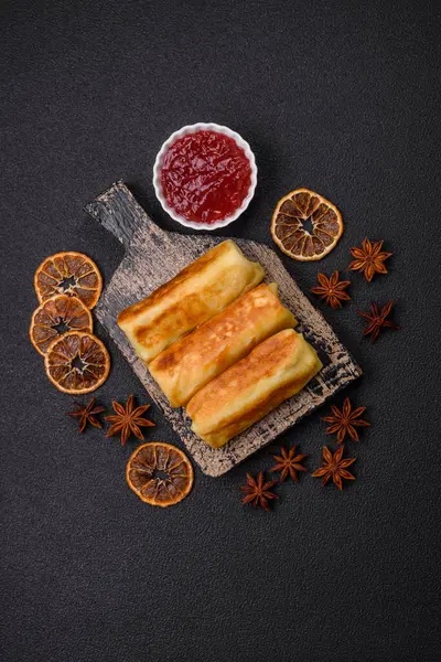 Koyu beton arka planda dolgulu leziz kızarmış gözlemeler. Lezzetli besleyici kahvaltı.