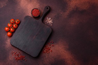 Beton kaplama üzerine boş dikdörtgen ahşap kesim tahtası. Evde yemek pişirmek.