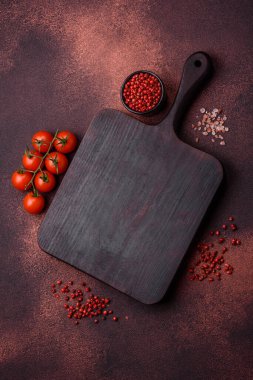 Beton kaplama üzerine boş dikdörtgen ahşap kesim tahtası. Evde yemek pişirmek.