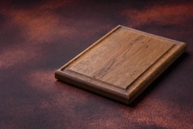 Beton kaplama üzerine boş dikdörtgen ahşap kesim tahtası. Evde yemek pişirmek.