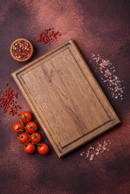 Beton kaplama üzerine boş dikdörtgen ahşap kesim tahtası. Evde yemek pişirmek.