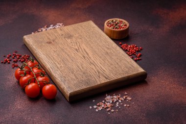 Beton kaplama üzerine boş dikdörtgen ahşap kesim tahtası. Evde yemek pişirmek.