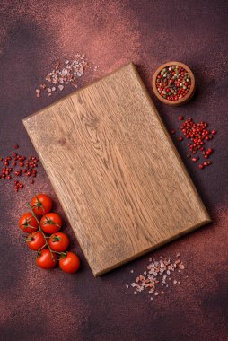 Beton kaplama üzerine boş dikdörtgen ahşap kesim tahtası. Evde yemek pişirmek.