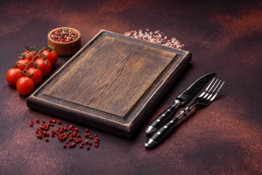 Beton kaplama üzerine boş dikdörtgen ahşap kesim tahtası. Evde yemek pişirmek.