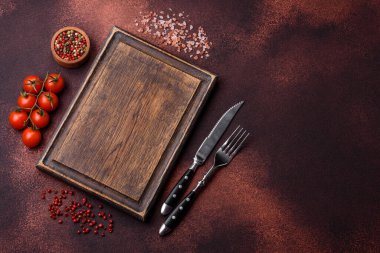 Beton kaplama üzerine boş dikdörtgen ahşap kesim tahtası. Evde yemek pişirmek.