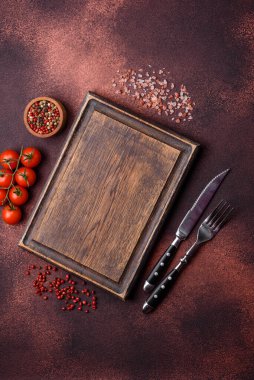 Beton kaplama üzerine boş dikdörtgen ahşap kesim tahtası. Evde yemek pişirmek.