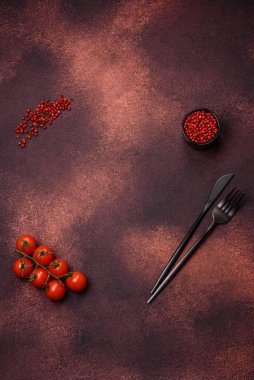 Tuz, baharat ve kiraz domatesli boş beton mutfak yüzeyi, fotokopi alanı. Evde yemek pişirmek.