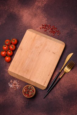 Beton kaplama üzerine boş dikdörtgen ahşap kesim tahtası. Evde yemek pişirmek.