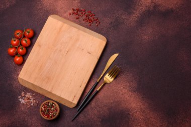 Beton kaplama üzerine boş dikdörtgen ahşap kesim tahtası. Evde yemek pişirmek.