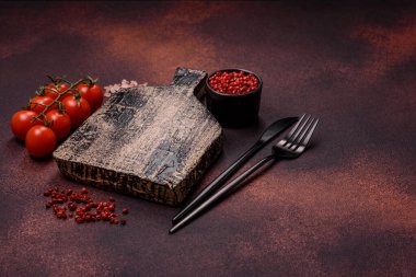 Beton kaplama üzerine boş dikdörtgen ahşap kesim tahtası. Evde yemek pişirmek.