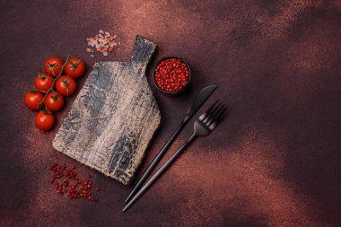 Beton kaplama üzerine boş dikdörtgen ahşap kesim tahtası. Evde yemek pişirmek.