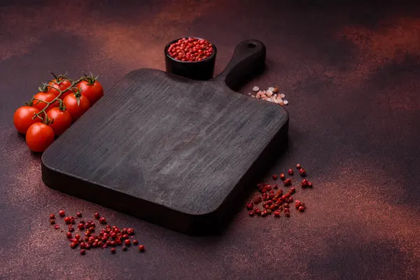 Beton kaplama üzerine boş dikdörtgen ahşap kesim tahtası. Evde yemek pişirmek.