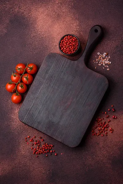 Beton kaplama üzerine boş dikdörtgen ahşap kesim tahtası. Evde yemek pişirmek.