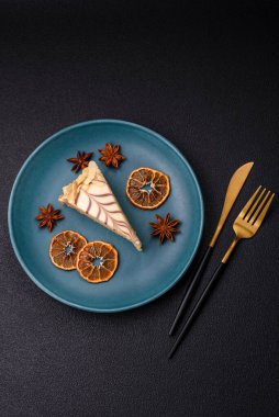 Fındıklı ve kremalı lezzetli pastadan bir parça koyu beton arka planda.