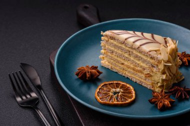 Fındıklı ve kremalı lezzetli pastadan bir parça koyu beton arka planda.