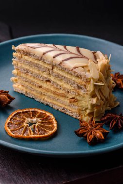 Fındıklı ve kremalı lezzetli pastadan bir parça koyu beton arka planda.