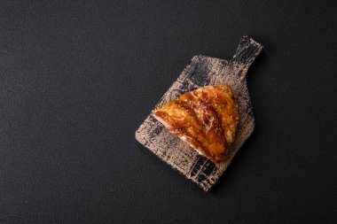 Lezzetli füme jambon ya da tuzlu, baharatlı ve koyu beton arkaplanda Fransız hardallı tavuk eti.