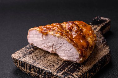 Lezzetli füme jambon ya da tuzlu, baharatlı ve koyu beton arkaplanda Fransız hardallı tavuk eti.