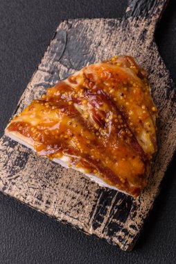 Lezzetli füme jambon ya da tuzlu, baharatlı ve koyu beton arkaplanda Fransız hardallı tavuk eti.