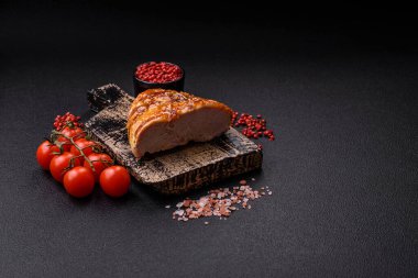 Lezzetli füme jambon ya da tuzlu, baharatlı ve koyu beton arkaplanda Fransız hardallı tavuk eti.